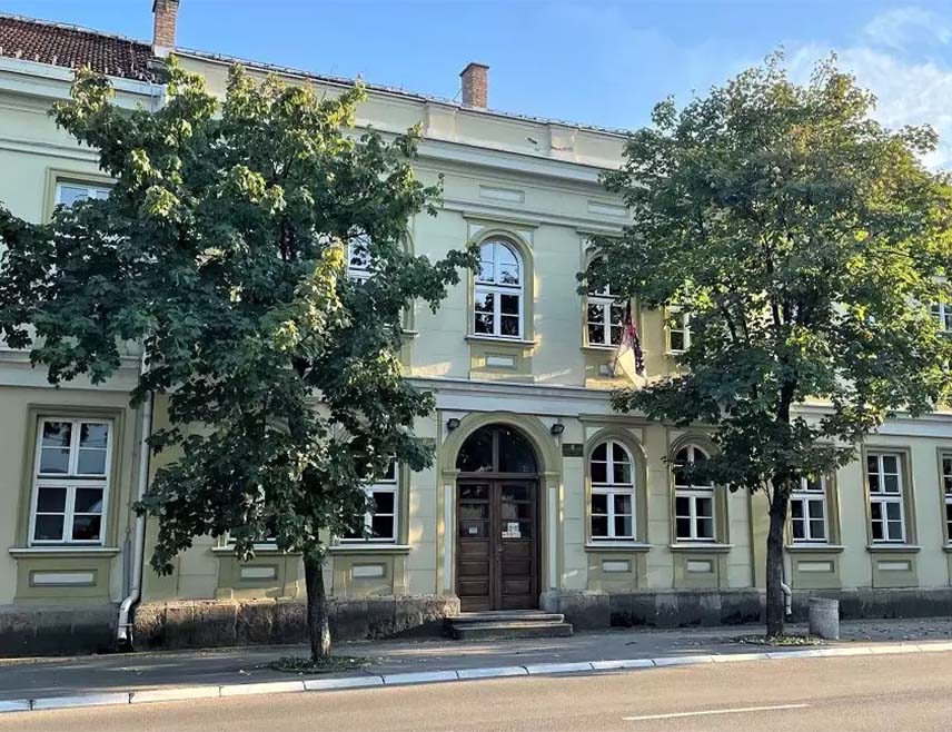 КРАЉЕВО, 4. ЈУНА /СРНА/ - Виши суд у Краљеву осудио је на 12 година затвора припадника Војске Србије из Ниша чији су иницијали М.В, јер је управљајући борбеним возилом изазвао саобраћајну несрећу у којој је 12. септембра прошле године погинуло пет особа.