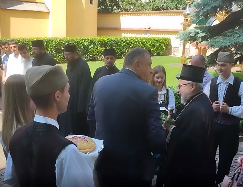 БУДИМПЕШТА, 4. ЈУНА /СРНА/ - Његово високопреосвештенство митрополит будимски Лукијан дочекао је данас у порти храма Светог великомученика Георгија у Будимпешти предсједника Републике Српске Милорада Додика, јавља извјештач Срне.