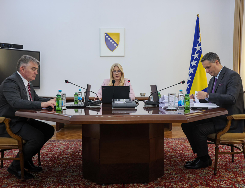 САРАЈЕВО, 4. ЈУНА /СРНА/ - Предсједништво БиХ прихватило је данас споразуме о зајму између БиХ и Саудијског фонда за развој за пројекат изградње и опремања додатног објекта за смјештај студената у Студентском центру "Бориша Старовић" у Фочи, те пројекат изградње научно-технолошког парка у Бањалуци.