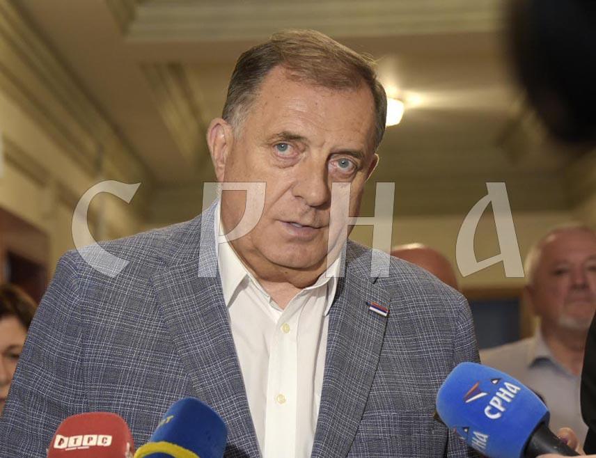 БУДИМПЕШТА, 4. ЈУНА /СРНА/ - Предсједник Републике Српске Милорад Додик поручио је да Српска тражи враћање на Устав БиХ и не жели да живи у неуставној БиХ, што управо желе муслимани и зато им треба опозиција из Републике Српске.