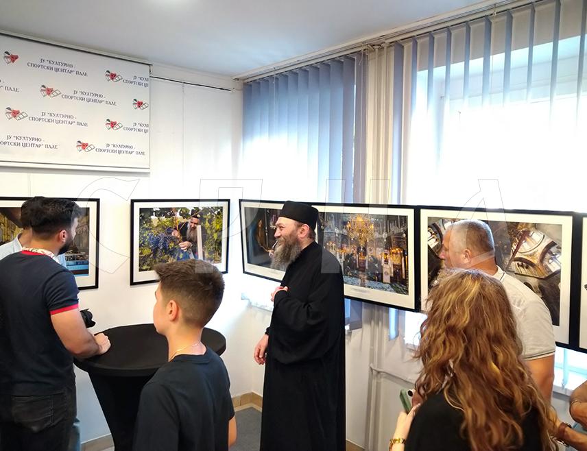 ПАЛЕ, 4. ЈУНА /СРНА/ - У Културно-спортском центру Пале вечерас је отворена изложба фотографија "Оком камере хиландарског монаха" и одржано предавање игумана манастира Хиландар, архимандрита Методија о Светом Сави.