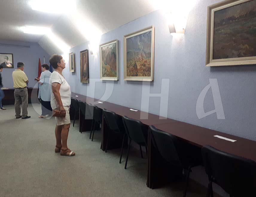 КОСTАЈНИЦА, 4. ЈУНА /СРНА/ - У Костајници је вечерас отворена изложба слика академског сликара Ђоке Мазалића, у оквиру обиљежавања Духова, крсне славе општине.