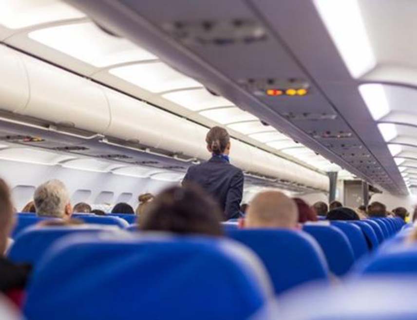 МИНХЕН, 5. ЈУНА /СРНА-Ројтерс/ - Најмање девет људи повријеђено је када је авион компаније "Рајанер" на лету за Милано морао принудно да слети на југу Њемачке због јаких турбуленција усљед олујног невремена, саопштено је из полиције.