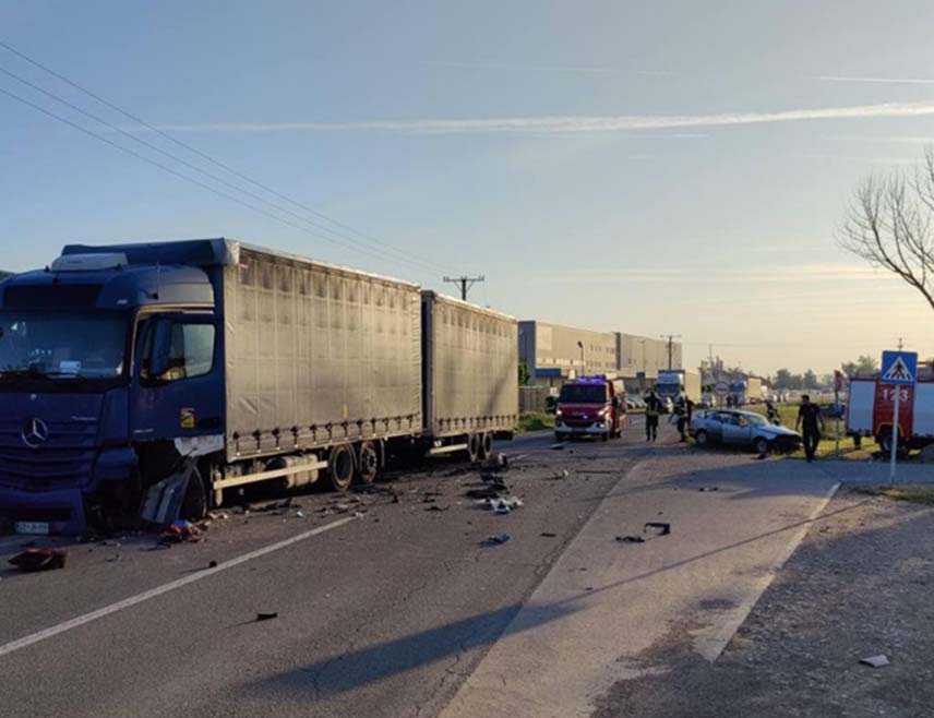 БИЈЕЉИНА, 5. ЈУНА /СРНА/ - У судару теретног возила "мерцедес" са прикључним возилом и путничког аутомобила "пасат" у бијељинском насељу Хасе повријеђен је возач у ауту чији су иницијали С.Т, речено је Срни у Полицијској управи Бијељина.