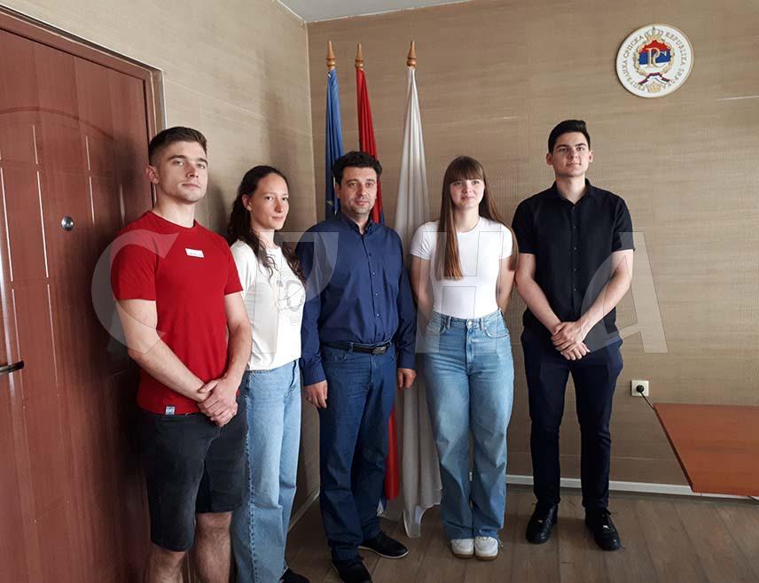 КОСTАЈНИЦА, 5. ЈУНА /СРНА/ - Начелник општине Костајница Никола Јањетовић данас је наградио ученике костајничког Средњошколског центра који су носиоци Вукове дипломе.