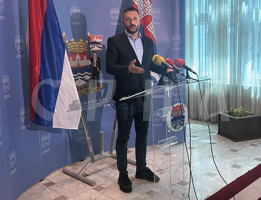 БАЊАЛУКА, 5. ЈУНА /СРНА/ - Предсједник Скупштине града Бањалука Љубо Нинковић изјавио је да наредне седмице неће бити ванредне сједнице на којој би јавном предузећу "Аквана" био враћен грант од 900.000 КМ, како је то најавио градоначелник Драшко Станивуковић након састанка са пливачким клубовима.