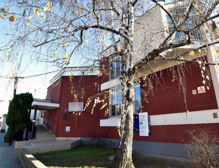 БИЈЕЉИНА, 5. ЈУНА /СРНА/ - Запослени у вртићу "Чика Јова Змај" Бијељина сутра ступају у штрајк који ће трајати до исплате примања за март и април, при чему ће бити обезбијеђен минимум процеса рада, најављено је из Синдикалне организације вртића.