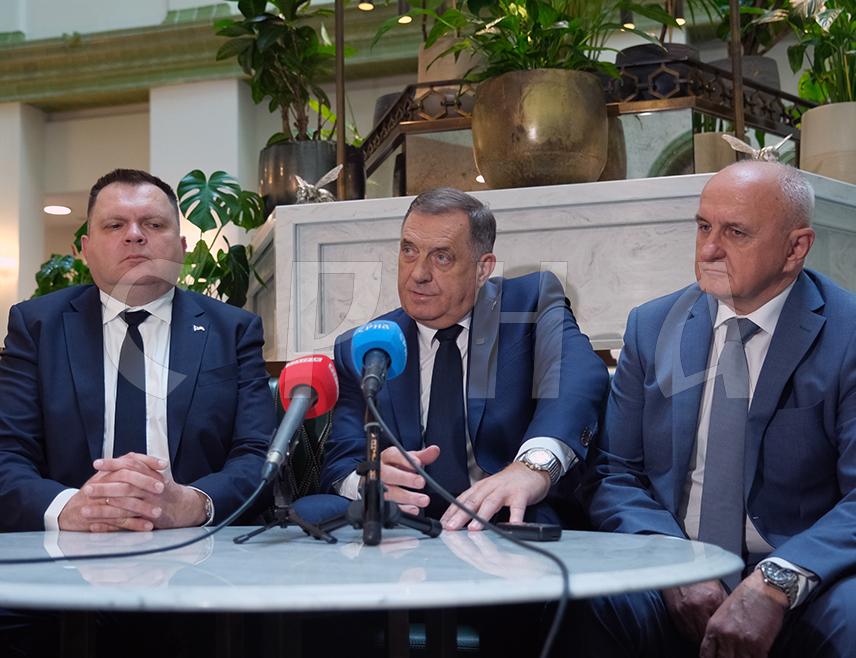 БУДИМПЕШТА, 5. ЈУНА /СРНА/ - Предсједник Републике Српске Милорад Додик рекао је данас у Будимпешти да је улога нон–пејпера да изазову домаћу и локалну пажњу, како би се о томе причало, те да их је најбоље игнорисати.