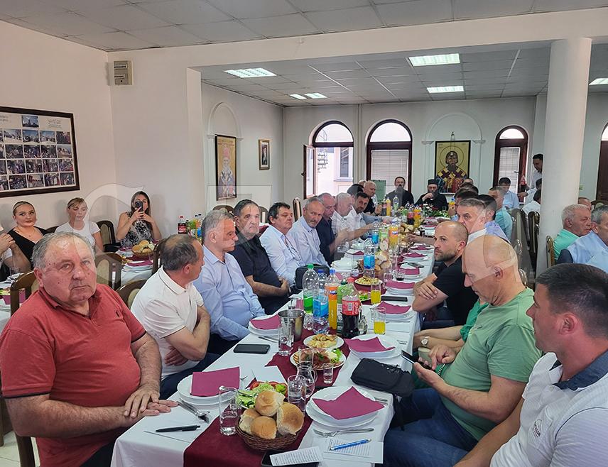 ПАЛЕ, 5. ЈУНА /СРНА/ - У Парохијском дому Цркве Успења Пресвете Богородице на Палама организована је донаторска вечера на којој су прикупљана средстава за изградњу уљаре при манастиру Хиландар, за коју је потребно 400.000 евра.