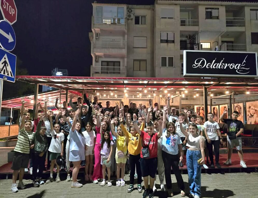 ПОДГОРИЦА, 6. ЈУНА /СРНА/ - Хуманитарна организација "Српска солидарност" из Београда, у сарадњи са Православним братством витезова Светог Јована Владимира и Канцеларијом за Косово и Метохију реализовала је акцију "Море солидарности", у оквиру које је група дјеце са Косова и Метохије боравила на љетовању у Сутомору.
