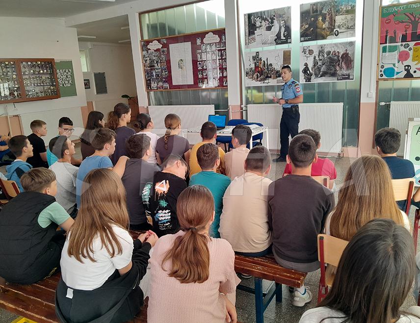 МРКОЊИЋ ГРАД, 6. ЈУНА /СРНА/ - Припадници Полицијске управе Мркоњић Град данас су Основној школи "Иван Горан Ковачић" за ученике шестих и седмих разреда одржали предавање у оквиру кампање "Оружје не штити, оружје убија", коју спроводи Министарство унутрашњих послова Републике Српске.