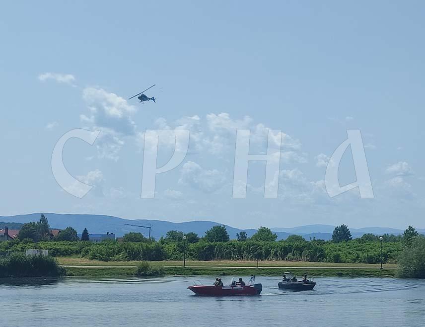ЛАКТАШИ, 6. ЈУНА /СРНА/ - У Трну код Лакташа почела је полицијска тактичко-показна вјежба чија је тема терористички напад на штићену личност, а присуствују јој министар унутрашњих послова Републике Српске Синиша Каран и директор Полиције Синиша Кострешевић.