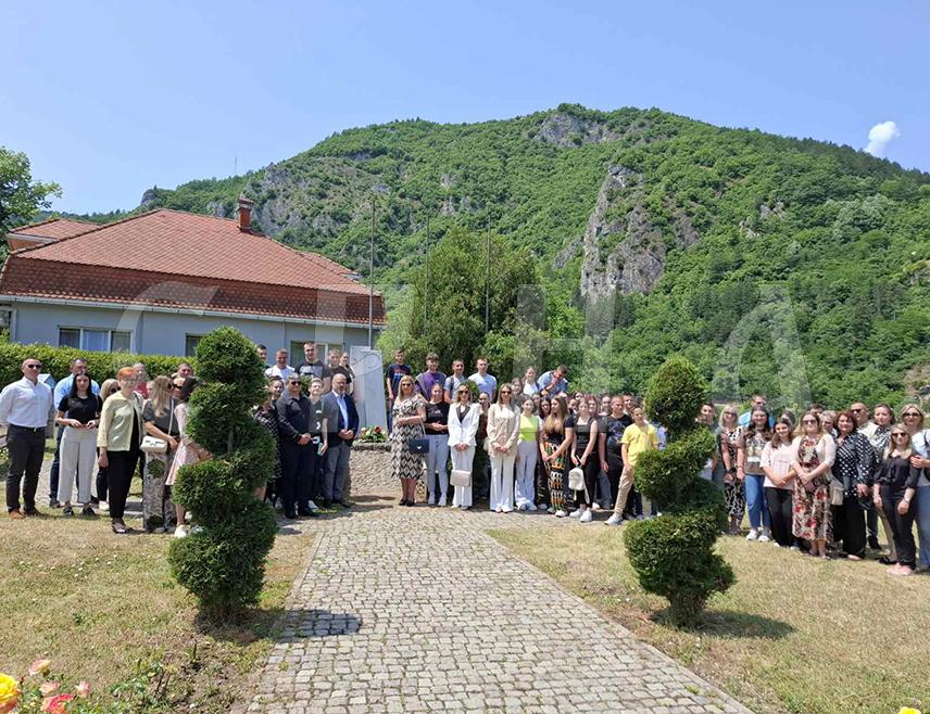 ВИШЕГРАД, 6. ЈУНА /СРНА/ - Манифестација "Вишеградска стаза" почела је у Вишеграду полагањем цвијећа код споменика нобеловцу Иви Андрићу, те рециталом "Андрић прича" ученика Средњошколског центра "Иво Андрић".