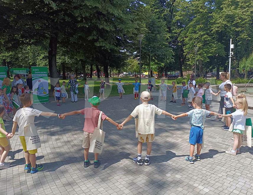 БАЊАЛУКА, 6. ЈУНА /СРНА/ - У оквиру обиљежавања Свјетског дана животне средине данас је у парку "Младен Стојановић" у Бањалуци одржана радионица са малишанима из бањалучког вртића "Бамби", у организацији Министарства за просторно уређење, грађевинарство и екологију под називом " Планета је фантастична када није пластична".