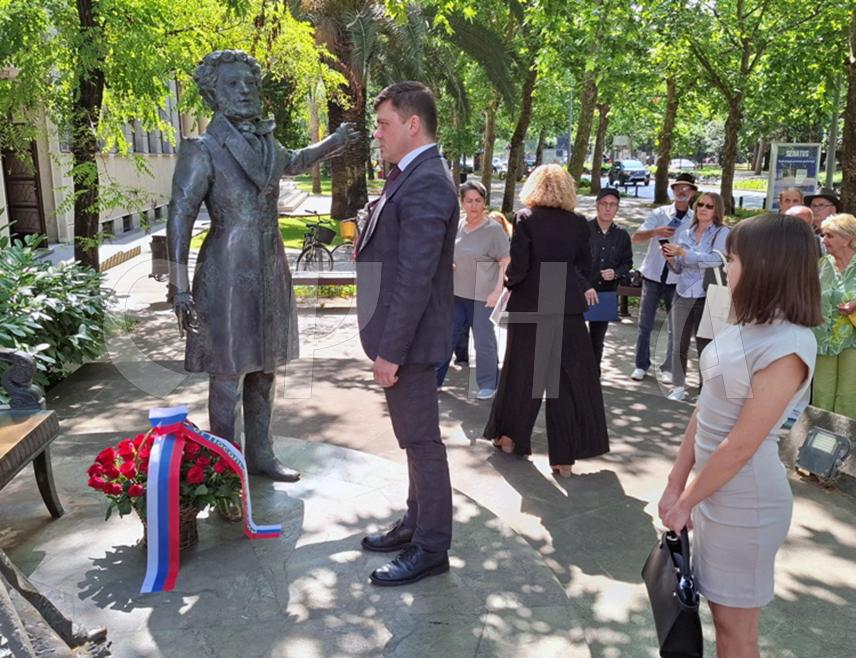 ПОДГОРИЦА, 6. ЈУНА /СРНА/ - Међународни дан Александра Пушкина обиљежен је данас и у центру Подгорице испред споменика овом утемељивачу савеременог руског језика.