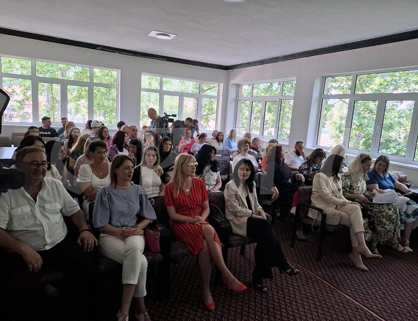 ВИШЕГРАД, 6. ЈУНА /СРНА/ – Народној библиотеци Братунац и библиотекару Валентини Живић из Народне библиотеке "Филип Вишњић" из Бијељине данас у Вишеграду уручене повеље "Ђорђе Пејановић" за најбољу библиотеку и библиотекара у Републици Српској у протеклој години.