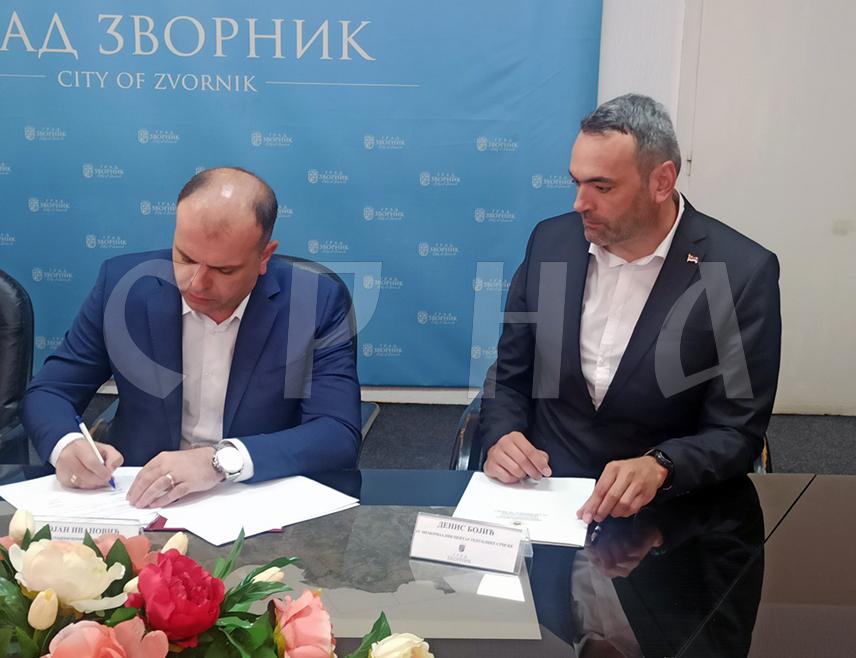ЗВОРНИК, 6. ЈУНА /СРНА/ - Градоначелник Зворника Бојан Ивановић и вршилац дужности директора Јавно установе "Меморијални центар Републике Српске" Денис Бојић потписали су данас Меморандум о сарадњи у реализацији снимања свједочанстава о страдању српског народа у Одбрамбено-отаџбинском рату.