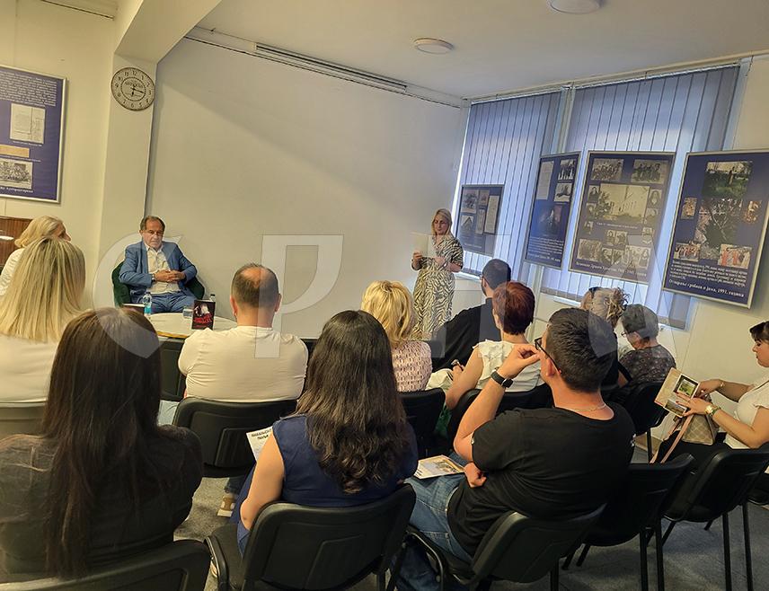 ПАЛЕ, 6. ЈУНА /СРНА/ - На Палама је вечерас отворена изложба која приказује живот ливањских Срба кроз вијекове, а публици је представљена и књига "Огњена Марија Ливањска", аутора Буде Симоновића, као својеврсни документарни запис о усташком покољу Срба овог краја у прољеће и љето 1941. године.