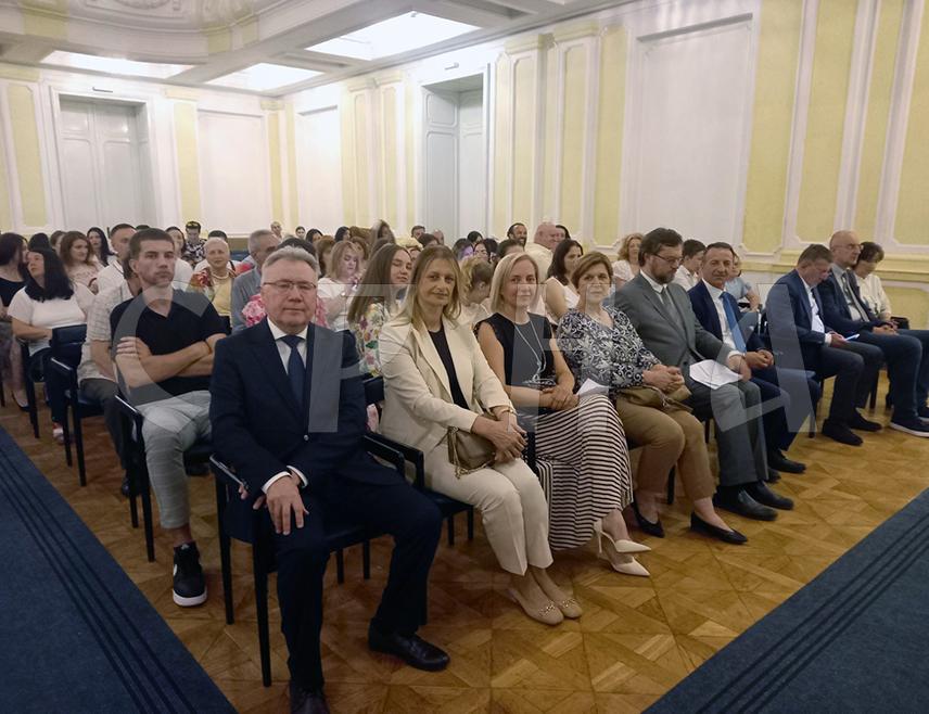 БАЊАЛУКА, 6. ЈУНА /СРНА/ - Амбасадор Русије у БиХ Игор Калабухов изјавио је да руски међу првих пет језика у свијету по изучавању и да га радује што је све веће интересовање за учење руског језика и у Републици Српској.