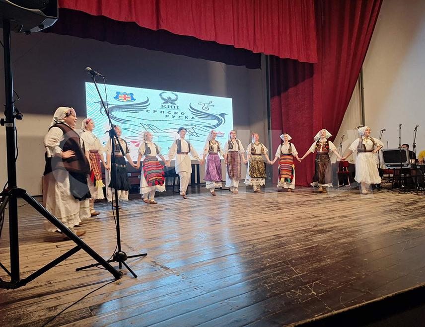 ШАМАЦ, 7. ЈУНА /СРНА/ - У Шамцу је синоћ отворена дводневна манифестација "Српско-руска прича", која је окупљајући многобројне учеснике и посјетиоце, показала велико интересовање за историјске и културне везе два братска народа.