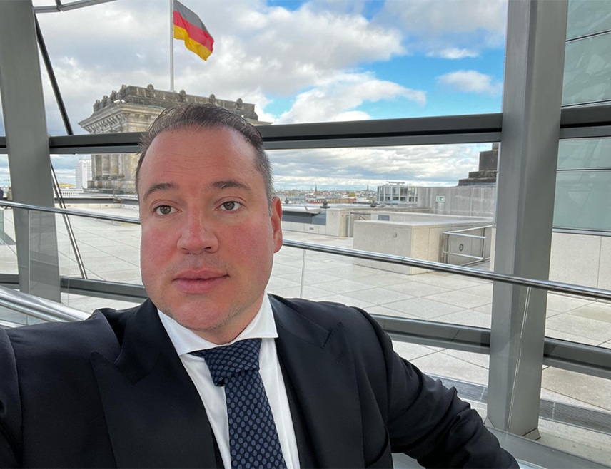 МАДРИД, 7. ЈУНА /СРНА/ - Политички савјетник у Алтернативи за Њемачку /АфД/ Филип Гашпар изјавио је Срни из Мадрида, гдје учествује на Мадридском економском форуму, да овај скуп представља снажан сигнал да идеје економске слободе, суверенитета и иновација све више одјекују међу слободарски оријентисаним актерима широм Европе и Латинске Америке.