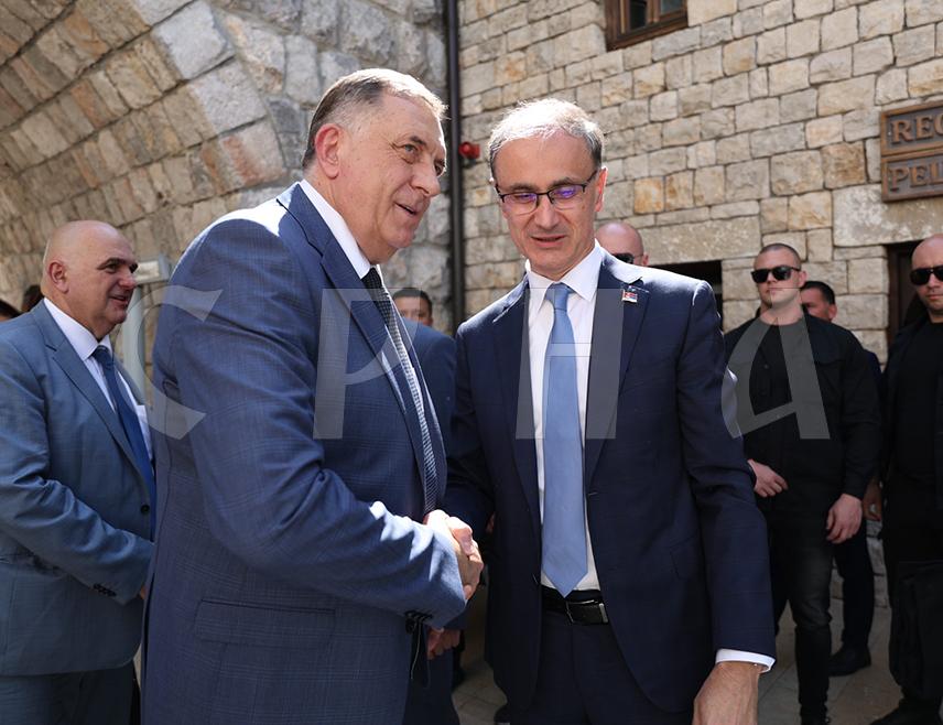 ВИШЕГРАД, 7. ЈУНА /СРНА/ - Предсједник Републике Српске Милорад Додик и премијер Србије Ђуро Мацут стигли су у Вишеград гдје ће присуствовати манифестацији "Сусрет на Дрини - мостови српског јединства".