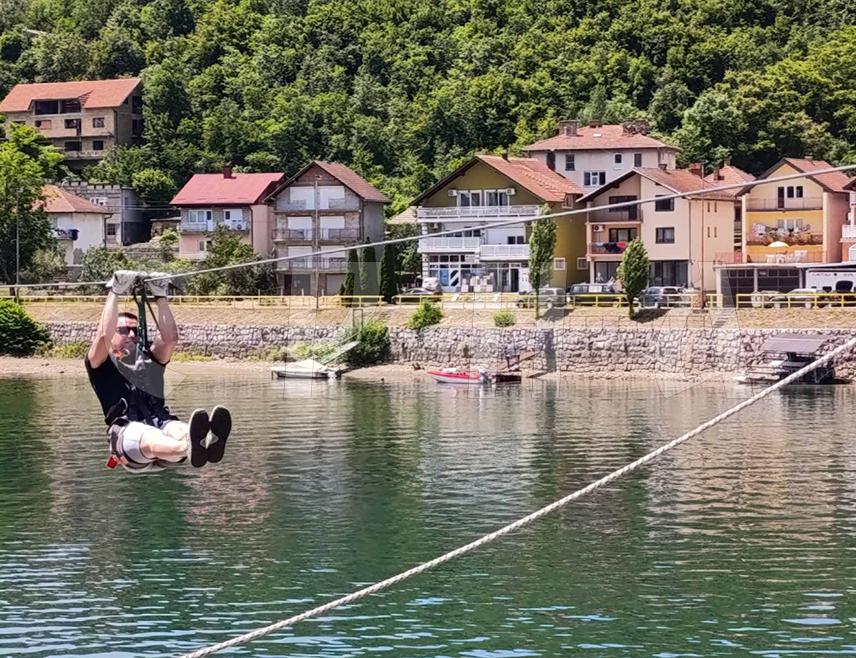 ВИШЕГРАД, 7. јуна /СРНА/ – Симболичним спуштањем зип-лајном преко Дрине, министар породице, омладине и спорта Србије Милица Ђурђевић Стаменковски и министар трговине и туризма Републике Српске Денис Шулић озваничили су почетак манифестације "Сусрети на Дрини – мостови српског јединства", која се данас одржава у Вишеграду поводом годишњице Свесрпског сабора.