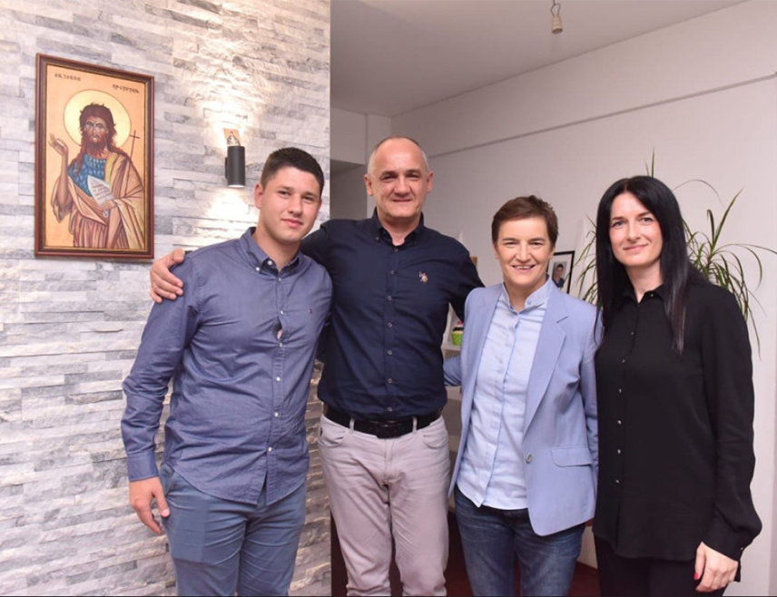 ДОБОЈ, 7. ЈУНА /СРНА/ - Предсједник Скупштине Србије Ана Брнабић данас је у Добоју посјетила породицу студента медицине Милоша Павловића, који је недавно нападнут у Студентском граду у Београду због залагања за престанак блокаде радa државних факултета у Србији.