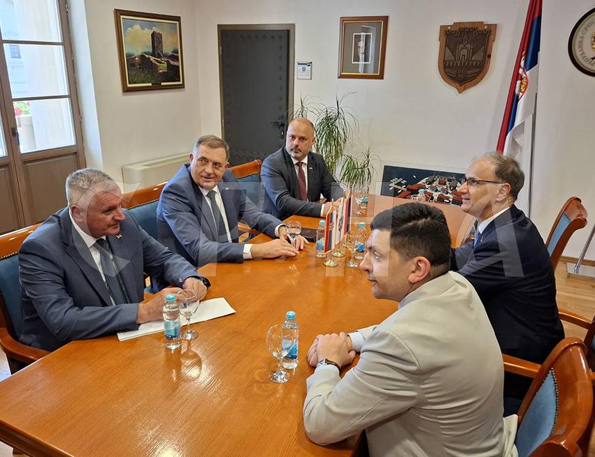 ВИШЕГРАД, 7. ЈУНА /СРНА/ - У Вишеграду је почео састанак предсједника Републике Српске Милорада Додик и премијера Србије Ђуре Мацута у оквиру манифестације "Сусрет на Дрини - мостови српског јединства".