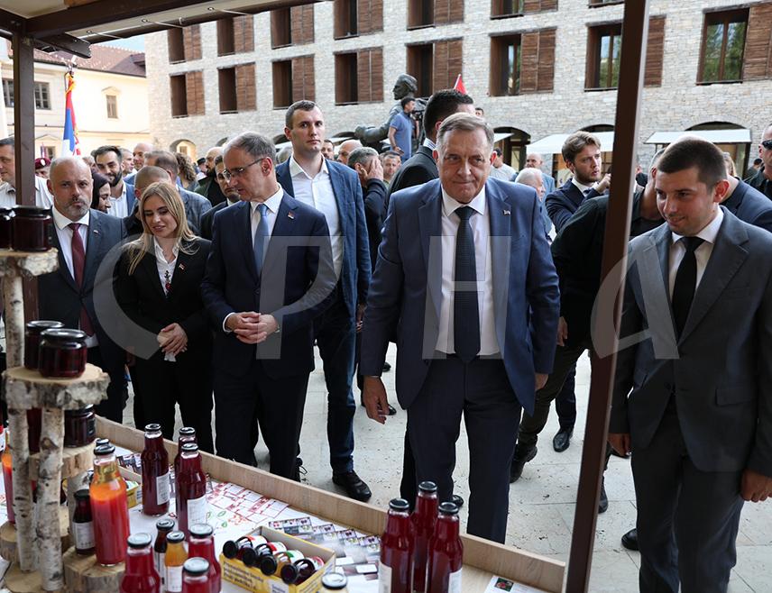 ВИШЕГРАД, 7. ЈУНА /СРНА/ - Делегације Републике Српске и Србије, које данас у Вишеграду присуствују манифестацији "Сусрет на Дрини - Мостови српског јединства" обишли су штандове на којима су представљени домаћи производи, умјетнички занати, издавачка дјелатност, промовисано културно насљеђе и туризам.