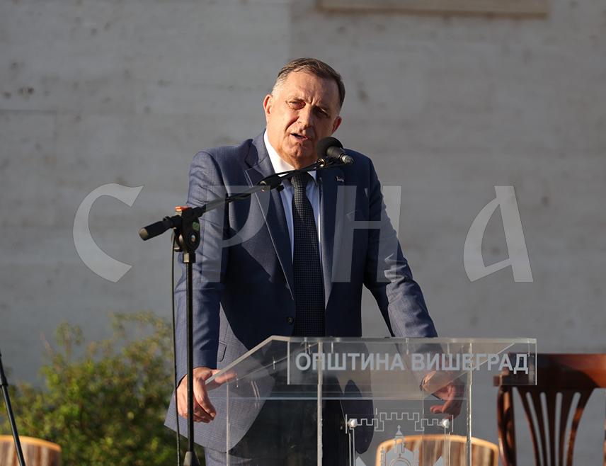 ВИШЕГРАД, 7. ЈУНА /СРНА/ - Предсједник Републике Српске Милорад Додик истакао је данас да је Свесрпски сабор који је одржан прије годину дана има историјски значај, да је много тога урађено јер је тада речено да је српски народ с обје стране Дрине јединствен народ.