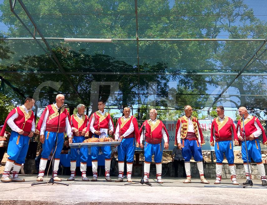 БИЛЕЋА, 8. ЈУНА /СРНА/ - Мушка пјевачка група Удружења гуслара "Војвода Глигор Милићевић" из Билеће побједник је традиционалног 29. Tројчинданског сабора који је одржан код Манастира Добрићево у билећком мјесту Орах.