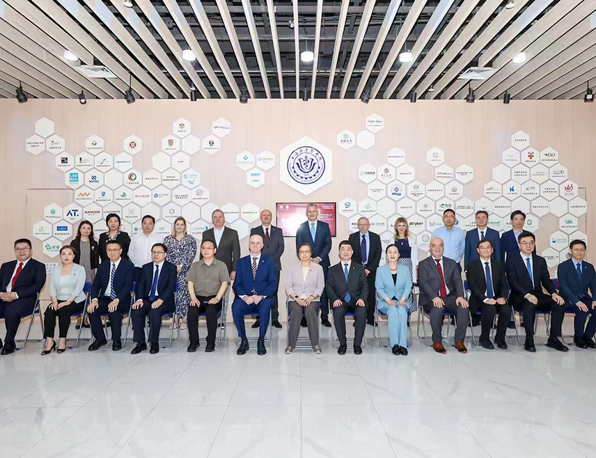 БАЊАЛУКА, 8. ЈУНА /СРНА/ - Делегација Универзитета у Бањалуци учествовала је данас у Шангају на Конференцији о интелигентној дигиталној медицини, која је посвећена интеграцији образовања и индустрије са научно-технолошким достигнућима.