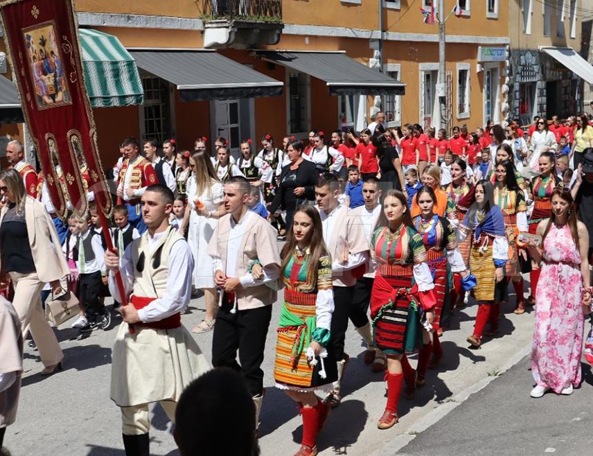 ГАЦКО, 8. ЈУНА /СРНА/ - Улицама Гацка данас је прошла свечана литија поводом прославе Свете Тројице, славе Саборног храма и општине.