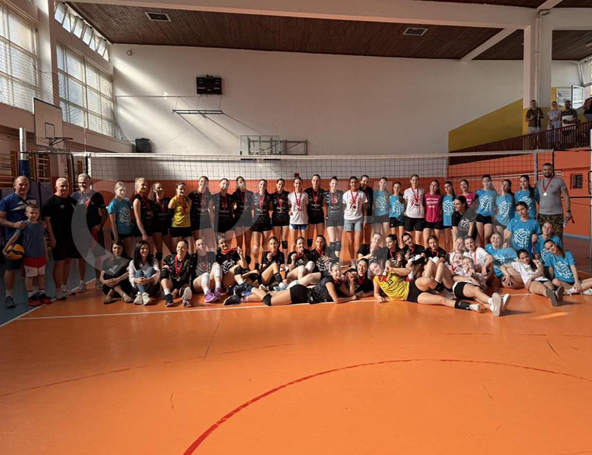 ДОБОЈ, 8. ЈУНА /СРНА/ - Одбојкашице "Инове" из Бањалуке освојиле су прво мјесто на турниру "Одбојка за све", одржаном у Добоју, а за најбољег играча проглашена је Ања Ињац из побједичке екипе.