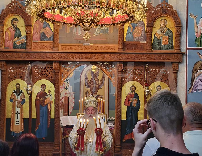 ЗАВИДОВИЋИ, 8. ЈУНА /СРНА/ - Његово високопреосвештенство митрополит дабробосански Хризостом освештао је данас фрескопис у Манастиру Возућица у Возући, поводом прославе храмовне славе Духови.
