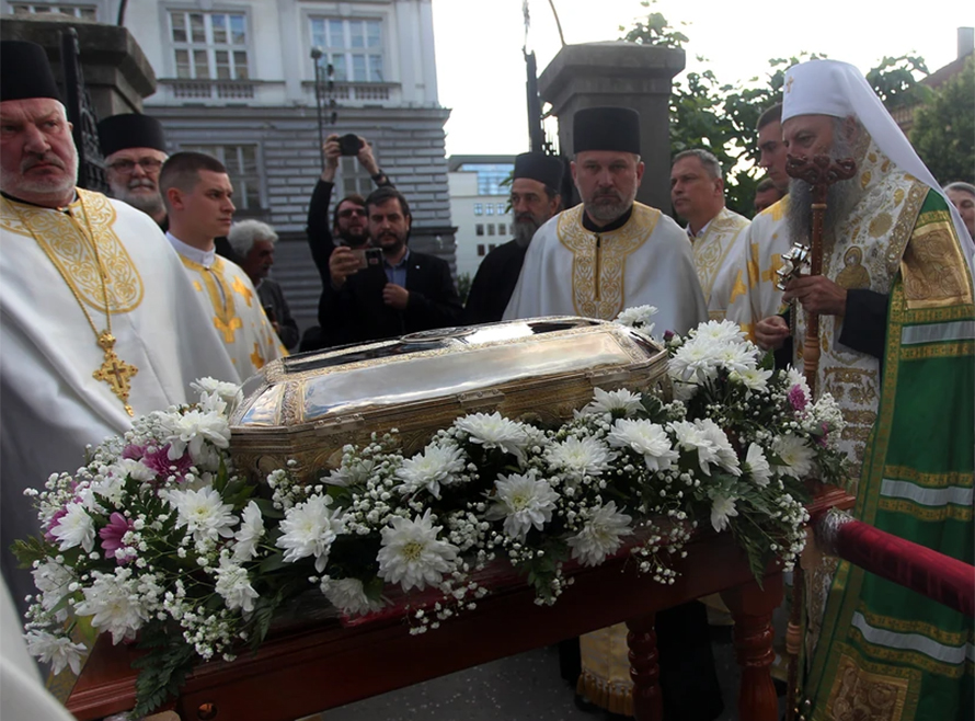 БЕОГРАД, 8. ЈУНА /СРНА/ - Рука Светог Саве данас је из Храма на Врачару свечано испраћена у манастир Милешеву.