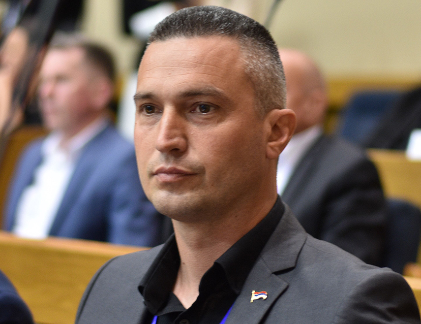 ТЕСЛИЋ. 9. ЈУНА /СРНА/ - Предсједник Градског одбора СДС-а Теслић Милан Касаповић потврдио је да припадници полиције од јутарњих часова врше претресе канцеларије градоначелника Теслића Милана Миличевића /СДС/ у Градској управи и његовом породичном дому, те да су претресом обухваћена и два одборника СДС-а у Скупштини града.