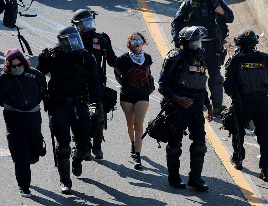 ЛОС АНЂЕЛЕС, 9. ЈУНА /СРНА - РИА Новости/ - Најмање 27 људи ухапшено је током демонстрација у Лос Анђелесу против америчке имиграционе политике, објавила је данас Полицијска управа Лос Анђелеса.