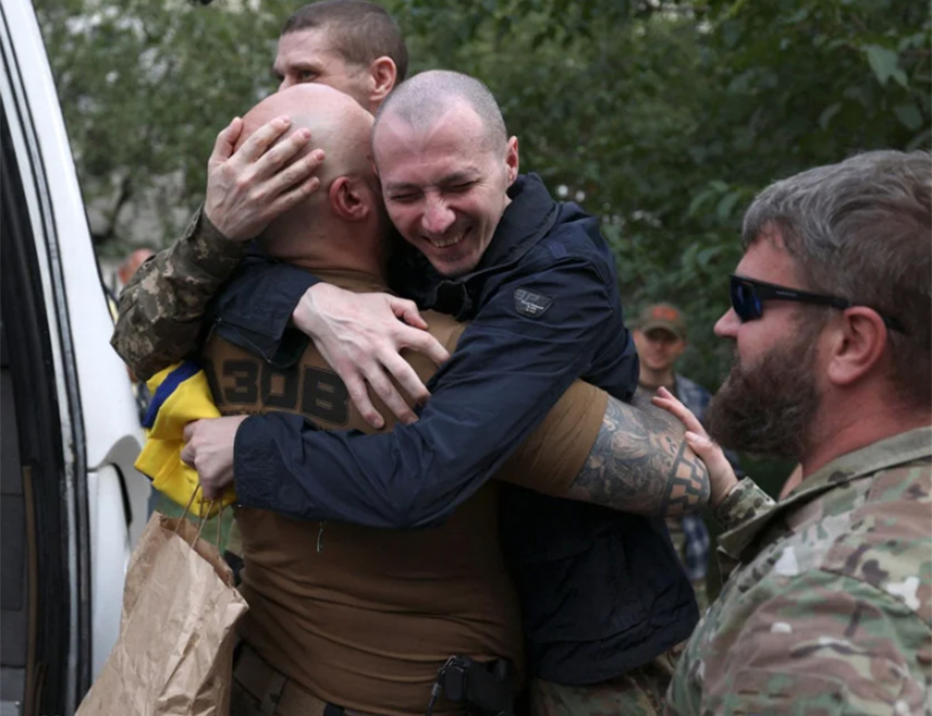 КИЈЕВ, 9. ЈУНА /СРНА/ - Русија и Украјина су размијениле ратне заробљенике млађе од 25 година, што је био први корак у низу планираних размјена заробљеника које би могле постати највеће до сада.