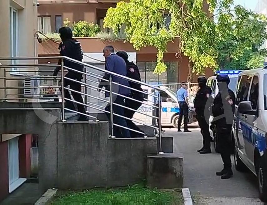 БАЊАЛУКА, 10. ЈУНА /СРНА/ - Градоначелник Теслића Милан Миличевић и одборници у Скупштини града Меша Јашаревић и Мехмед Дубравац, осумњичени за примање мита и трговину утицајем, спроведени су данас у Републичко јавно тужилаштво у Бањалуци.