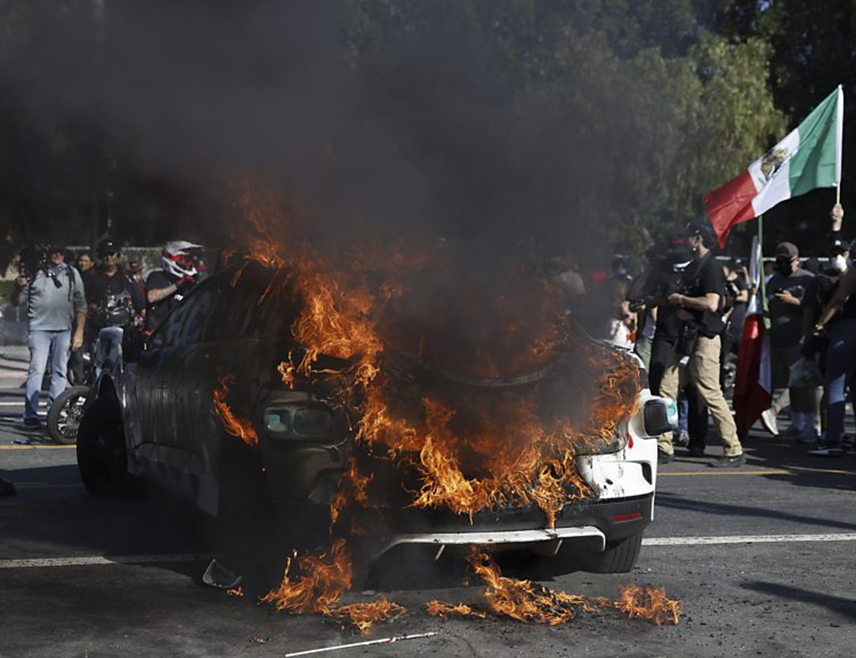 ЛОС АНЂЕЛЕС, 10. ЈУНА /СРНА/ - Демонстранти у Лос Анђелесу почели су да наносе материјалну штету на продавницама и да врше друге чинове вандализма током протеста због миграционе политике САД, јавио је извјештач РИА Новости са лица мјеста.