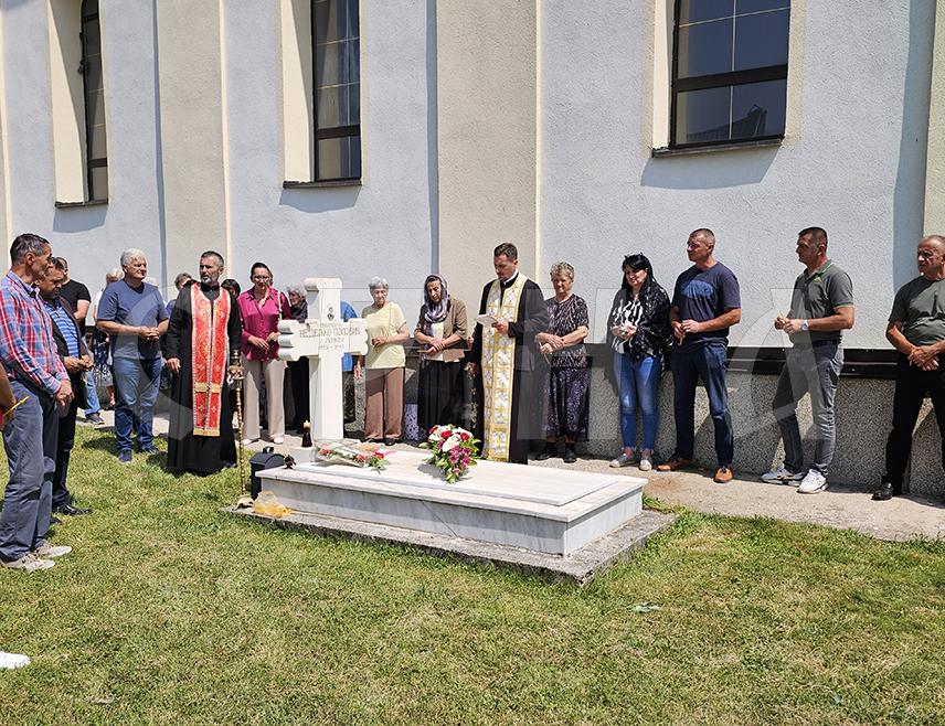 ТРНОВО, 10. ЈУНА /СРНА/ - У порти Храма Светог великомученика Геогрија у Трнову данас су обиљежене 33 године од мученичког страдања свештеника Недељка Поповића, којег су звјерски убили припадници такозване Армије БиХ.