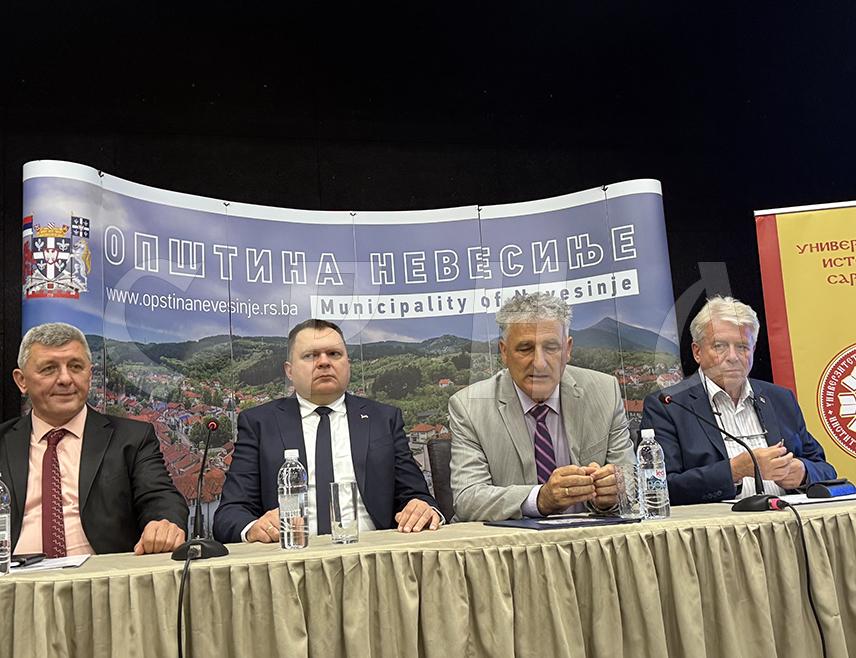 НЕВЕСИЊЕ, 10. ЈУНА  СРНА/ - Министар за научнотехнолошки развој и високо образовање Републике Српске Жељко Будимир рекао је данас на отварању Међународне научне конференције поводом вијека и по од Невесињске пушке  да је овај догађај важан због освјетљавања историје, али и разумијевања тренутних односа на Балкану јер су Срби и данас фокусирани на исто питање - српског ослобађања и уједињења.