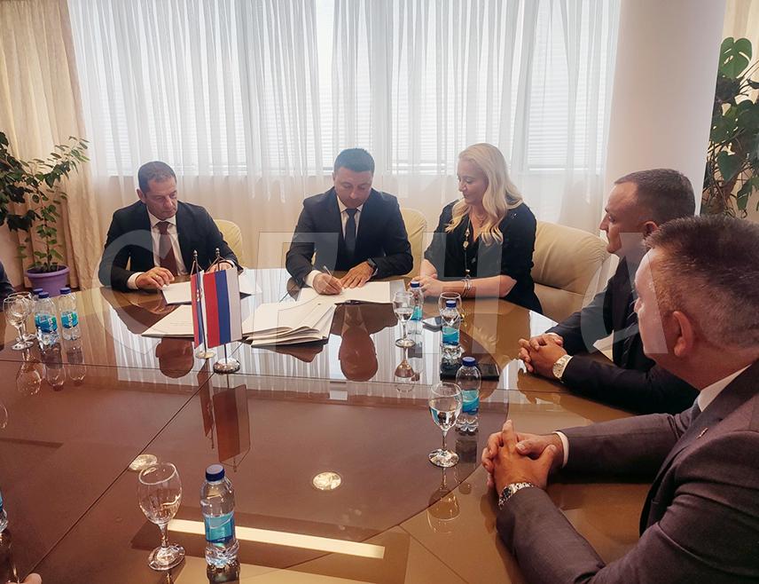 БАЊАЛУКА, 11. ЈУНА / СРНА/ - Ветеринарски институт "Др Васо Бутозан" потписао је данас у Бањалуци протоколе о сарадњи са више ветеринарских института и лабораторија Србије чији је циљ успостављање билатералне професионалне, научне и технолошке сарадње.