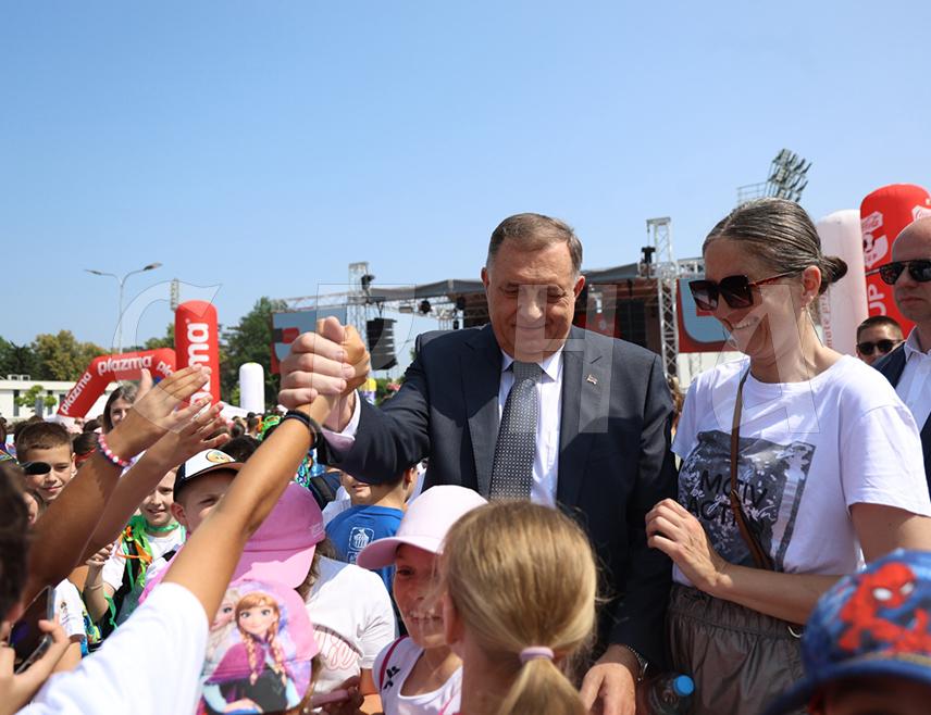 БАЊАЛУКА, 11. ЈУНА /СРНА/ - Предсједник Републике Српске Милорад Додик рекао је да су "Спортске игре младих" које су отворене данас у Бањалуци прилика да се најмлађи окупе и учествују у спортским такмичењима, али и начин да се одвоје од мобилних телефона и друштвених мрежа, што је породични и друштвени циљ.