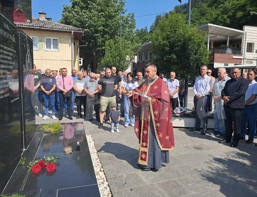 КОТОР ВАРОШ, 11. ЈУНА /СРНА/ - У Котор Варошу данас су обиљежене 33 године од формирања Прве лаке которварошке пјешадијске бригаде, чијих је 109 припадника дало живот за одбрану Републике Српске, за које је служен парастос и положени вијенци код Спомен-обиљежја.