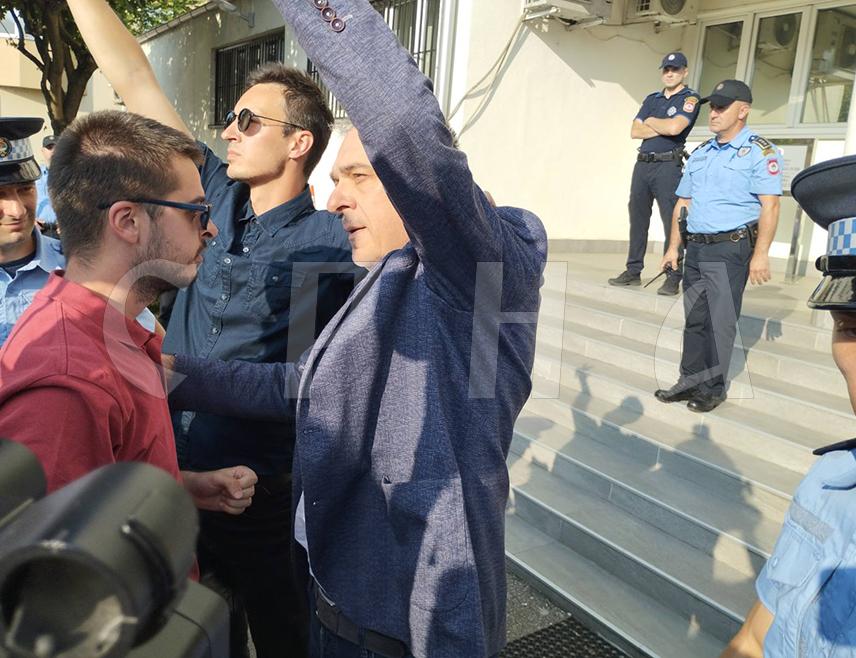 БАЊАЛУКА, 11. ЈУНА /СРНА/ - Лидер СДС-а и градоначелник Теслића Милан Миличевић изашао је из зграде Окружног суда у Бањалуци, гдје је спроведен са одборницима у теслићкој Скупштини града Мехмедом Дубравцем и Мешом Јашаревићем због сумње у кривична дјела примање мита и трговину утицајем.