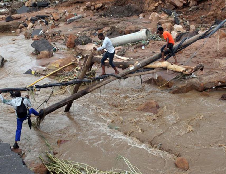 ЈОХАНЕЗБУРГ, 11. ЈУНА /СРНА/ - Најмање 49 људи погинуло је у поплавама у покрајини Источни Кејп у Јужноафричкој Републици, након што је екстремно хладан талас донио обилну кишу и снијег у поједине дијелове земље, изјавио је премијер покрајинске владе Оскар Мабујане.