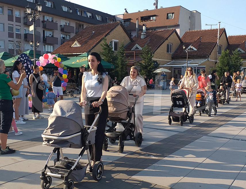 ВЛАСЕНИЦА, 11. ЈУНА /СРНА/ - Конференција беба у Власеници окупила је око 200 најмлађих Власеничана, а у трочлано Предсједништво изабрана је најмлађа беба Дејана Ступар рођена прије 22 дана, најстарија беба, двогодишњи Алекса Секулић, те Василије Голијан, беба са највише браће и сестара, а који је рођен прошле године.